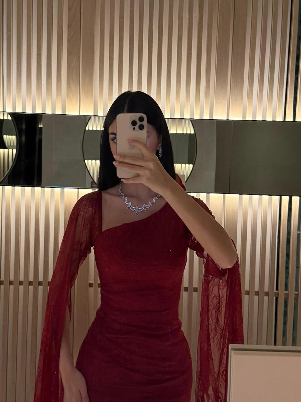 فستان سهرة أحمر دانتيل بأكمام منسدلة تصميم أنثوي فاخر - الصورة 6