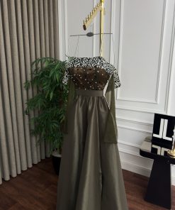 Alternative view of فستان سهرة زيتي بقصة أوف شولدر وتطريز فاخر مع شق جانبي