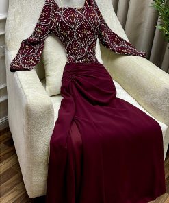 Alternative view of فستان سهرة خمري بتطريز فاخر وأكمام طويلة