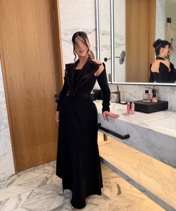 جمبسوت سهرة أسود بتطريز عنابي لامع وقصة أوف شولدر – تصميم أنيق | متجر روزيتا