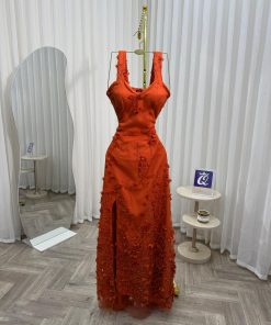 Alternative view of فستان سهرة برتقالي محروق مطرز بورود ثلاثية الأبعاد