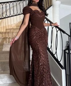 فستان سهرة بني شوكولاتة مطرز بتفاصيل لامعة
