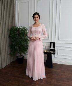 فستان سهرة وردي ناعم بأكمام طويلة وتنورة بليسيه أنيقة