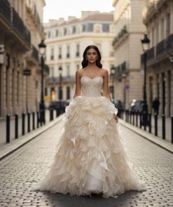 فستان سهرة شامبين فاخر بتطريز كريستالي وتنورة طبقات فاخرة