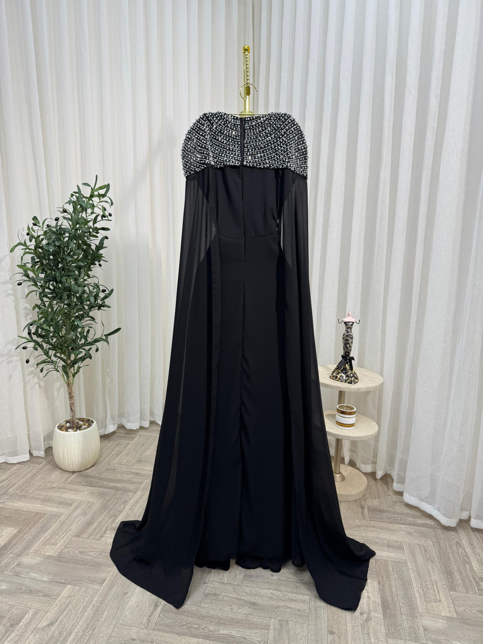 فستان سهرة أسود فاخر وأكمام شيفون طويلة - الصورة 4