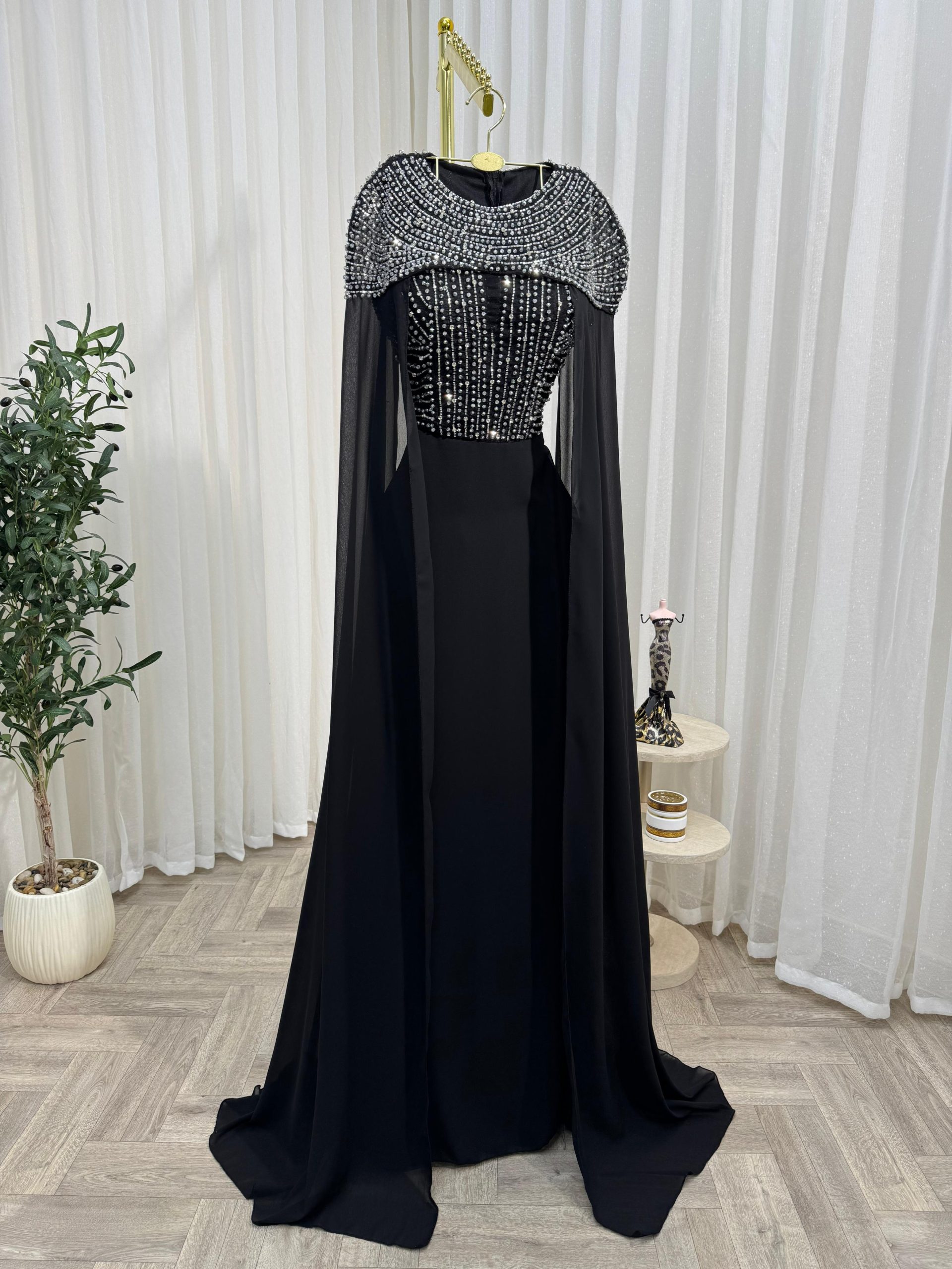 فستان سهرة أسود فاخر وأكمام شيفون طويلة - الصورة 2