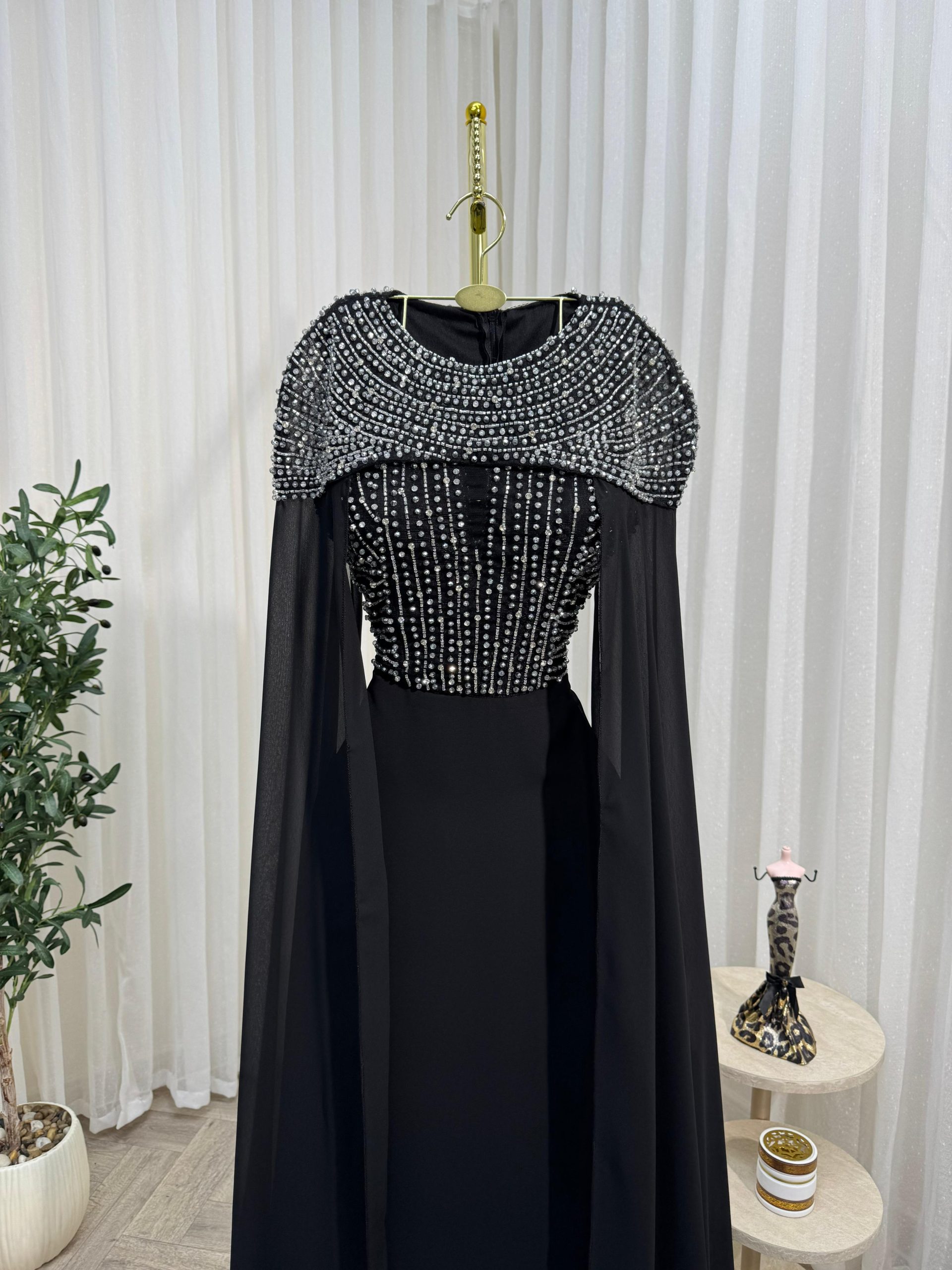 فستان سهرة أسود فاخر وأكمام شيفون طويلة - الصورة 3