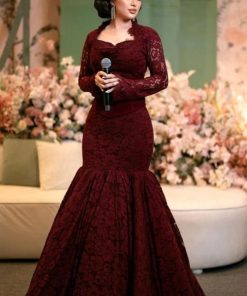 فستان سهرة عنابي دانتيل فاخر مع كورسيه محدد وأكمام طويلة