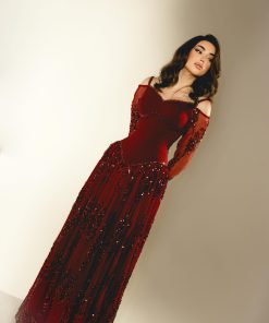 فستان سهرة عنابي فاخر بتطريز ترتر لامع وتصميم أنثوي جذاب