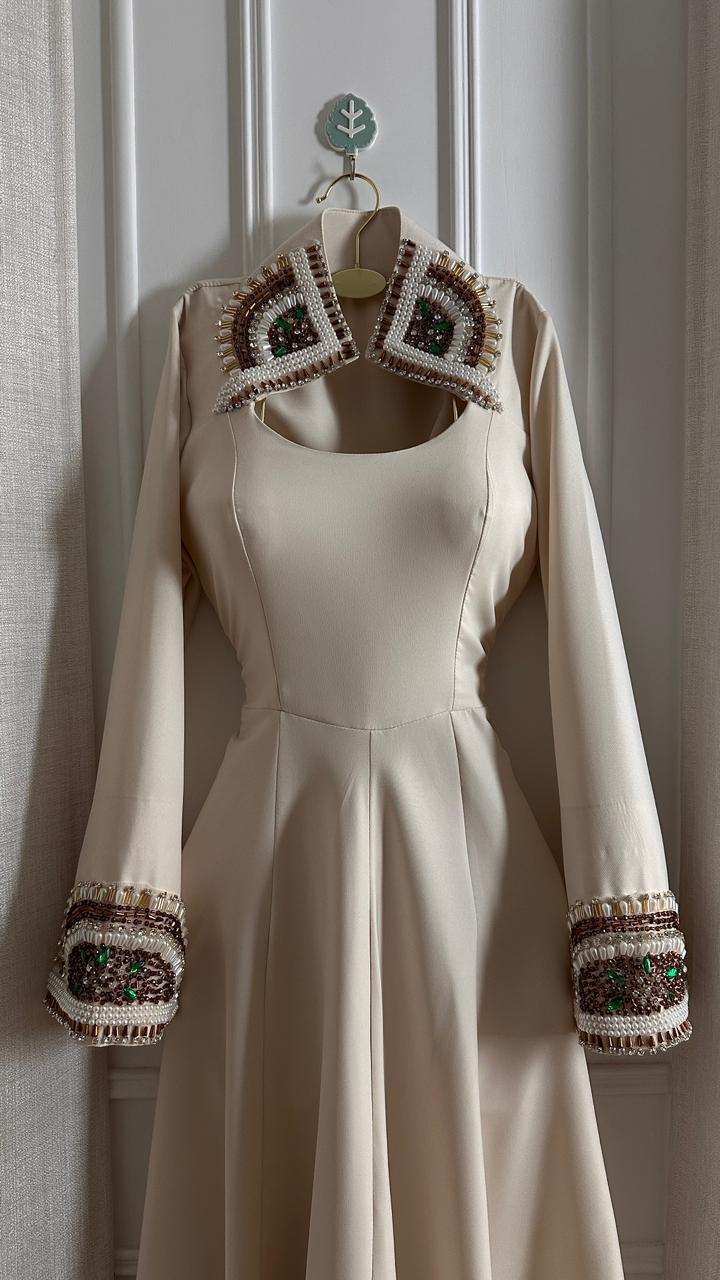 فستان سهرة بيج فاخر وأكمام طويلة أنيقة - الصورة 2