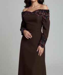 فستان سهرة بني داكن بأكتاف مكشوفة وتطريز فاخر