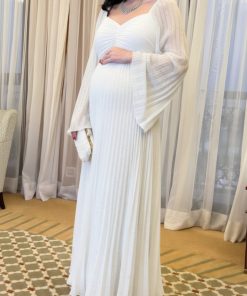 فستان سهرة أبيض ناعم مناسب للحوامل بقصة مريحة وأكمام شفافة