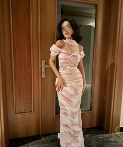 فستان سهره لون أبيض فى فوشيا