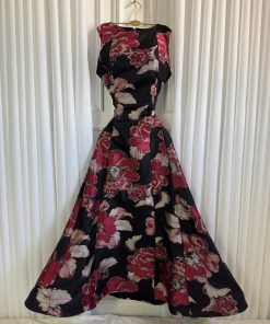 فستان سهرة أسود بنقشة ورود كبيرة فاخرة