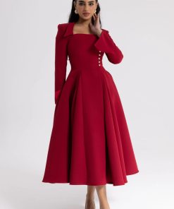 فستان سهرة أحمر أنيق بقصة واسعة وأزرار جانبية فاخرة