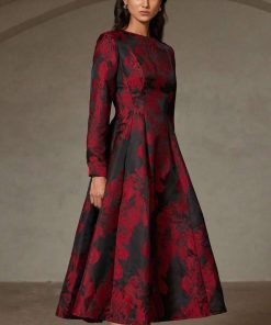 فستان سهرة لون اسود في احمر