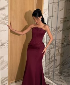 فستان سهرة عنابي مطرز بالخرز بقصة أنيقة وانسيابية