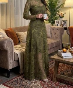 فستان سهرة أخضر زيتوني دانتيل بقصة أنيقة وطول ماكسي