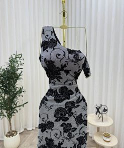 Alternative view of فستان سهرة رمادي بكتف واحد