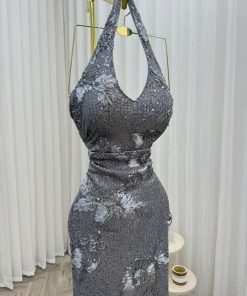 Alternative view of فستان سهرة رمادي لامع بتصميم هالتر مزهر