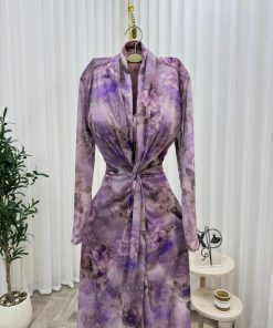 Alternative view of فستان بنفسجي مزهر بقصة أنيقة ورباط أمامي