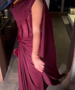 فستان سهرة عنابي بقصة كتف واحد