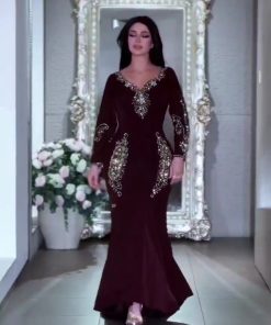 فستان سهرة طويل بني داكن بتفاصيل مطرّزة فاخرة