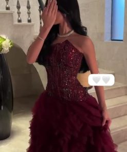 فستان سهرة عنابي فاخر بدون أكتاف بتصميم كشكش – منجر روزيتا السعودية