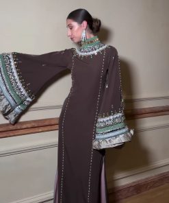 فستان بني أنيق مزين بحبات لؤلؤ تصميم فاخر للمناسبات الخاصة