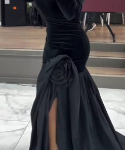 فستان سهرة أسود مخمل أوف شولدر بتفصيلة وردة جانبية – متجر روزيتا السعودي