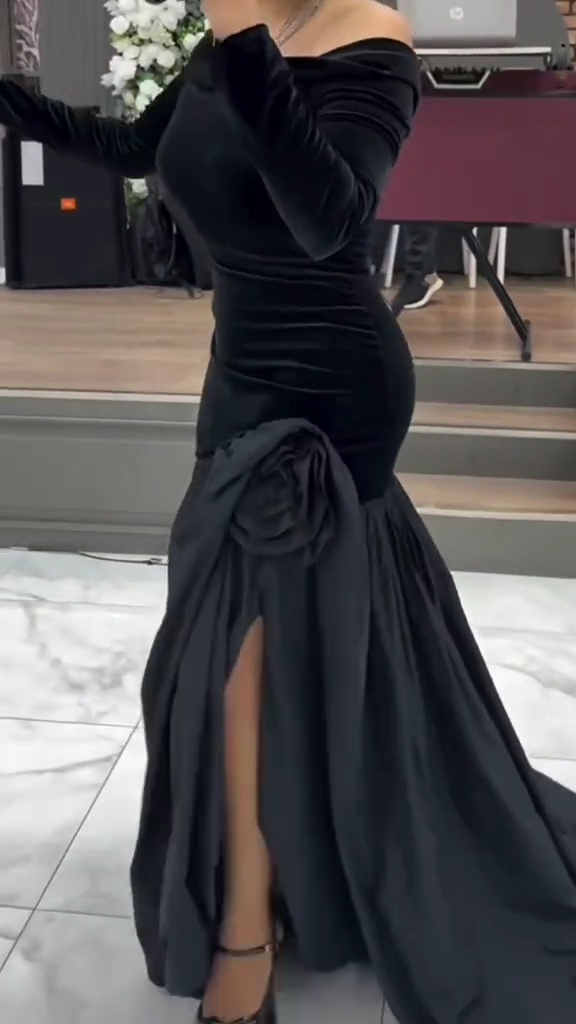 فستان سهرة أسود مخمل أوف شولدر بتفصيلة وردة جانبية – متجر روزيتا السعودي