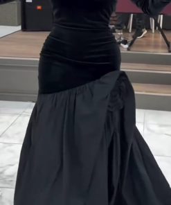 Alternative view of فستان سهرة أسود مخمل أوف شولدر بتفصيلة وردة جانبية