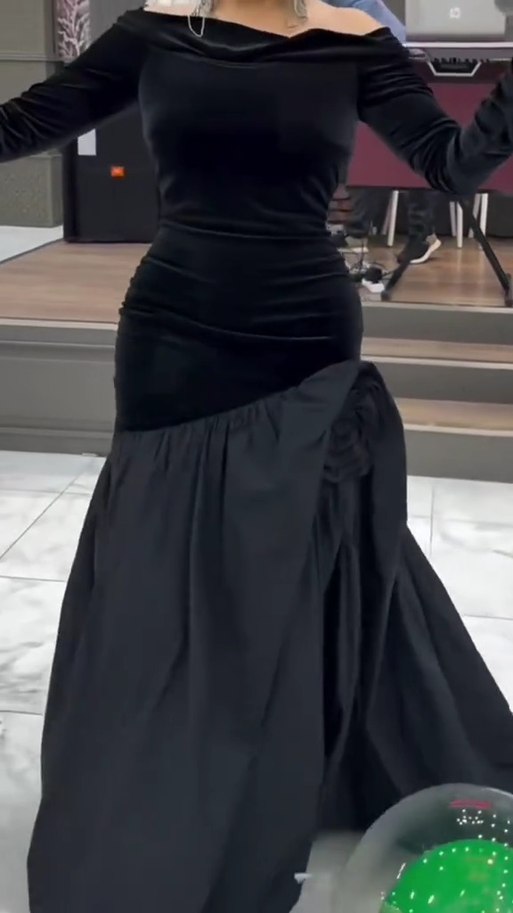 فستان سهرة أسود مخمل أوف شولدر بتفصيلة وردة جانبية - الصورة 2
