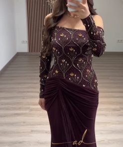 فستان سهرة خمري بتطريز فاخر وأكمام طويلة وتصميم أنيق – متجر روزيتا