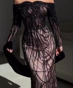 فستان سهرة موف بتطريز أسود فاخر وقصة أوف شولدر مع أكمام شفافة – متجر روزيتا