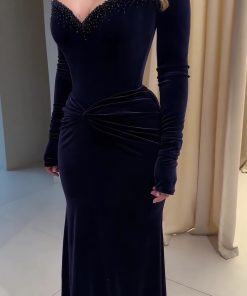 فستان سهرة مخمل كحلي طويل بأكمام طويلة وتطريز أنيق – متجر روزيتا