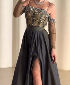 فستان سهرة زيتي بقصة أوف شولدر وتطريز فاخر مع شق جانبي