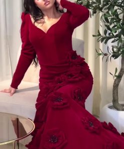 فستان سهرة أحمر داكن مجسم مزين بورود ثلاثية الأبعاد وأكمام طويلة – تصميم فاخر | متجر روزيتا