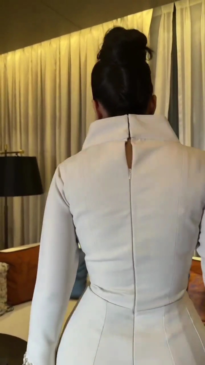 فستان سهرة بيج فاخر وأكمام طويلة أنيقة - الصورة 5