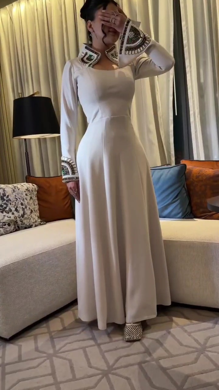 فستان سهرة بيج فاخر بتطريز تراثي وأكمام طويلة أنيقة