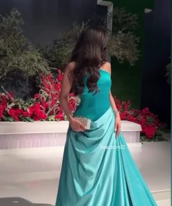 فستان سهرة تركواز أنيق بقصة انسيابية وكتف واحد