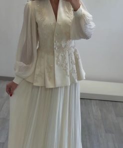 فستان سهرة أبيض أنيق بتطريز فاخر وتنورة شيفون