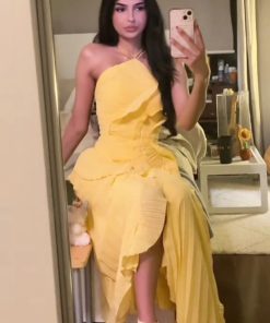 Alternative view of فستان سهرة أصفر هالتر بطبقات كشكش وشق جانبي أنيق