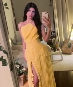 فستان سهرة أصفر هالتر بطبقات كشكش وشق جانبي أنيق