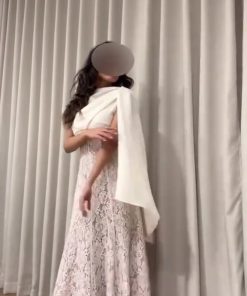 فستان سهرة أبيض دانتيل أنيق بقصة راقية