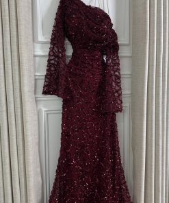 Alternative view of فستان سهرة عنابي لامع بتصميم كتف واحد وقصة أنيقة