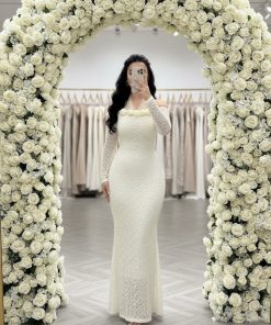 فستان سهرة أبيض أنيق بتفاصيل وردية وياقة تول