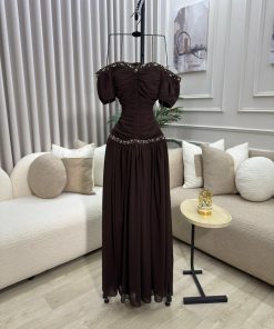 Alternative view of فستان سهرة بني داكن بتصميم أنيق وكشكش ناعم