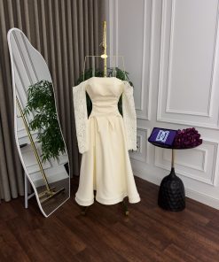 Alternative view of فستان سهرة أبيض أوف شولدر