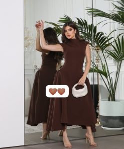 فستان سهرة بني أنيق بقصة واسعة ولمسة عصرية